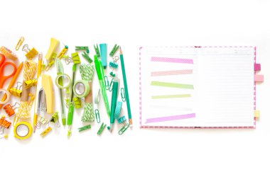 Tahta çerçeveleme okul kırtasiye. Düz yatıyordu, üst görünüm Tren