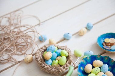 Bir kadın Paskalya yumurtası için yuva yapar. Paskalya tavşanı. Beyaz arka plan müziği