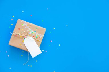 Jüt halat ile renkli hediye kutuları. Mavi ve turkuaz arka plan