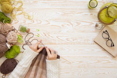 Bir kadın yün iplik beyaz ve Broun örme kumaş örgü. Kahraman