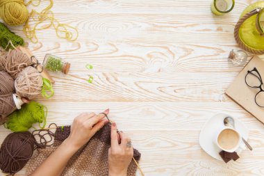 Bir kadın yün iplik beyaz ve Broun örme kumaş örgü. Kahraman