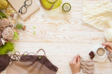 Bir kadın yün iplik beyaz ve Broun örme kumaş örgü. Kahraman