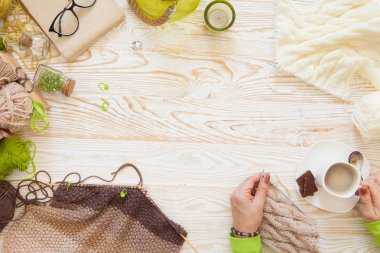 Bir kadın yün iplik beyaz ve Broun örme kumaş örgü. Kahraman