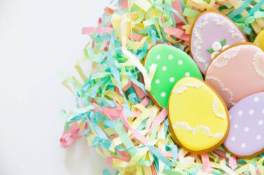 Paskalya ev yapımı Gingerbread çerez. Kuş yuvası Paskalya yapılmış