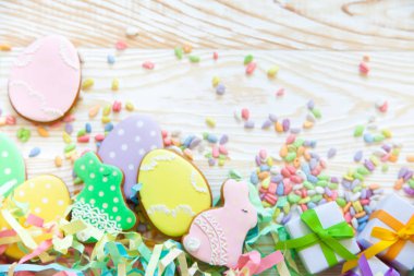 Tatlılar için Paskalya kutlamak. Gingerbread Paskalya tavşanı ve Paskalya yumurta şeklinde. Beyaz ve renkli arka plan üstten görünüm kopya alanı