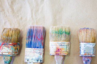 Yaşlı ressamın fırçalar, kirli kenarına.