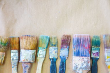 Yaşlı ressamın fırçalar, kirli kenarına.