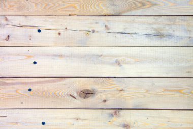 Eski ahşap, farklı renklerle boyalı.