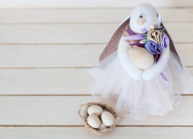 Paskalya dekor. Yumurta ahşap ve tavşan el yapımı. Leylak ve bej renkleri vardır.