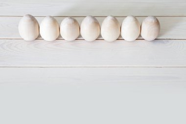 Paskalya dekor. Yumurta ahşap ve tavşan el yapımı. Leylak ve bej renkleri vardır.