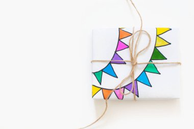 Jüt halat ile renkli hediye kutuları. Beyaz arka plan. Parti ya da bir Doğum günü hediyesi.