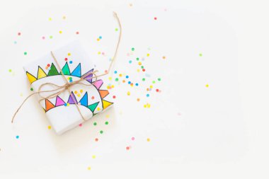 Jüt halat ile renkli hediye kutuları. Beyaz arka plan. Parti ya da bir Doğum günü hediyesi.