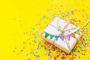 Jüt halat ile renkli hediye kutuları. Sarı arka plan. Parti ya da bir Doğum günü hediyesi.