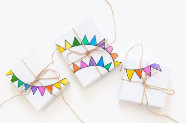 Jüt halat ile renkli hediye kutuları. Beyaz arka plan. Parti ya da bir Doğum günü hediyesi.