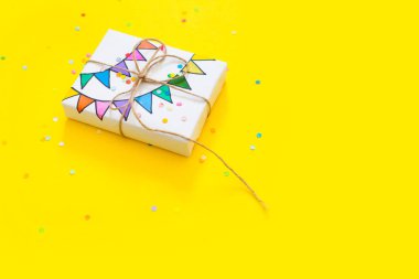 Jüt halat ile renkli hediye kutuları. Sarı arka plan. Parti ya da bir Doğum günü hediyesi.