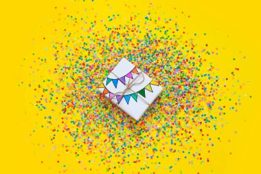 Jüt halat ile renkli hediye kutuları. Sarı arka plan. Parti ya da bir Doğum günü hediyesi.