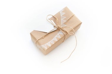 Etiket ile sarılmış hediye kutusu 