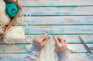 Yün iplik kumaş örme. Turkuaz eski yeni arka plan yaşlı. Siyah kahve ve çikolata.