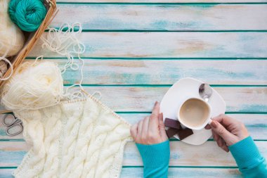 Yün iplik kumaş örme. Turkuaz eski yeni arka plan yaşlı. Siyah kahve ve çikolata.