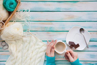 Yün iplik kumaş örme. Turkuaz eski yeni arka plan yaşlı. Siyah kahve ve çikolata.