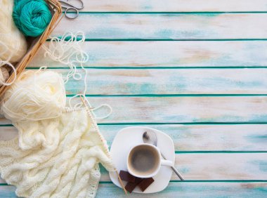 Yün iplik kumaş örme. Turkuaz eski yeni arka plan yaşlı. Siyah kahve ve çikolata.