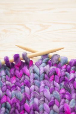 Çok kalın yün ipliği örgü için. Lila, mor, pembe.