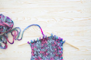 Çok kalın yün ipliği örgü için. Lila, mor, pembe.