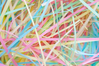 Bir kuş değil gerçek bir yuva. Oyuncak, dekoratif. Arka plan yaş arası Beyaz ahşap.