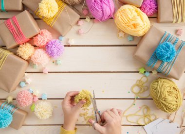 Ambalaj ve renkli hediyeler Noel veya Doğum günü için dekorasyon