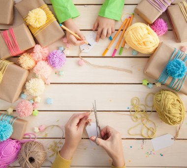 Ambalaj ve renkli hediyeler Noel veya Doğum günü için dekorasyon