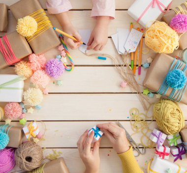 Ambalaj ve renkli hediyeler Noel veya Doğum günü için dekorasyon