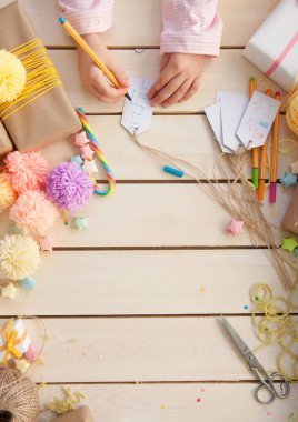 Ambalaj ve renkli hediyeler Noel veya Doğum günü için dekorasyon