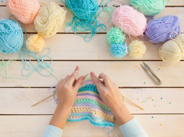 Kadın hobi. İğne işi tığ ve örgü. Parlak iplik. Bayan giyimleri kavramı.