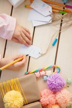 Ambalaj ve renkli hediyeler Noel veya Doğum günü için dekorasyon