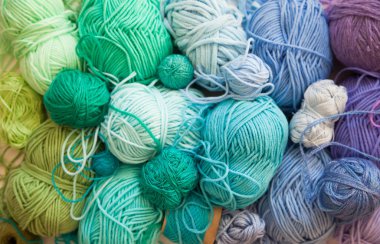 Kadın hobi. İğne işi tığ ve örgü. Parlak iplik. Bayan giyimleri kavramı.