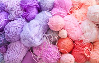 Kadın hobi. İğne işi tığ ve örgü. Parlak iplik. Bayan giyimleri kavramı.