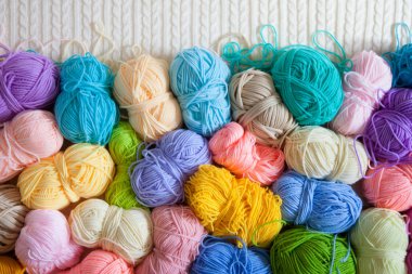 Kadın hobi. İğne işi tığ ve örgü. Parlak iplik. Bayan giyimleri kavramı.