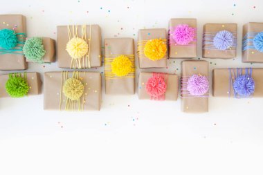 Renkli kurdeleler ve ponpon ile renkli hediye kutuları. Beyaz backg