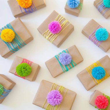 Renkli kurdeleler ve ponpon ile renkli hediye kutuları. Beyaz backg