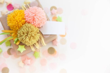 Renkli kurdeleler ve ponpon ile renkli hediye kutuları. Beyaz backg