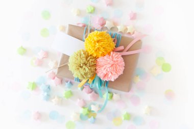 Renkli kurdeleler ve ponpon ile renkli hediye kutuları. Beyaz backg