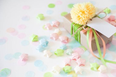 Renkli kurdeleler ve ponpon ile renkli hediye kutuları. Beyaz backg