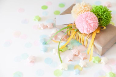 Renkli kurdeleler ve ponpon ile renkli hediye kutuları. Beyaz backg