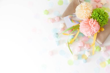 Renkli kurdeleler ve ponpon ile renkli hediye kutuları. Beyaz backg