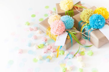 Renkli kurdeleler ve ponpon ile renkli hediye kutuları. Beyaz backg