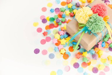 Doğum günü ya da Noel için hediye kutusu. Beyaz arka plan. Renk pompası