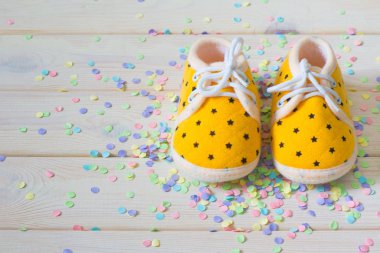 Çocuk ayakkabıları yeni doğan bir kız için. Sarı. Arka plan açık wh