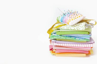 Renkli pamuk dikiş kumaş dizilir. İğne, santimetre bir