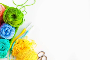 Renkli toplar iplik. Yukarıdan görüntüleyin. Gökkuşağı renkleri. Tüm colo