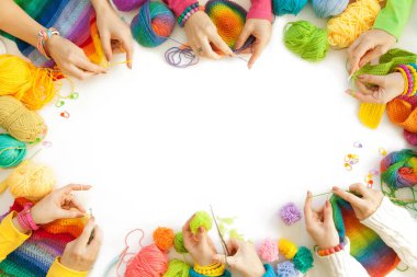 Kadınlar kroşe ve renkli iplik örgü. Yukarıdan görüntülemek.
